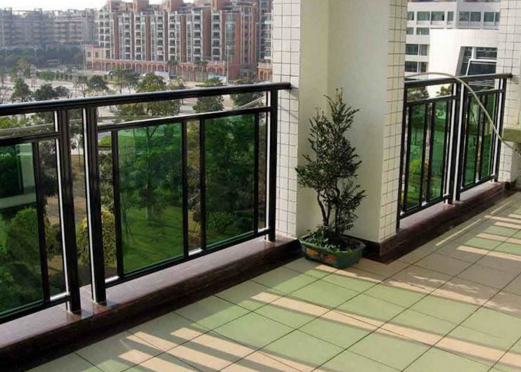 陽(yáng)臺(tái)護(hù)欄工藝技術(shù)成熟，款式多樣